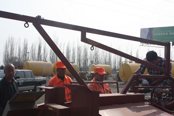 養(yǎng)護(hù)工區(qū)開(kāi)展新灌縫機(jī)驗(yàn)收培訓(xùn)活動(dòng)